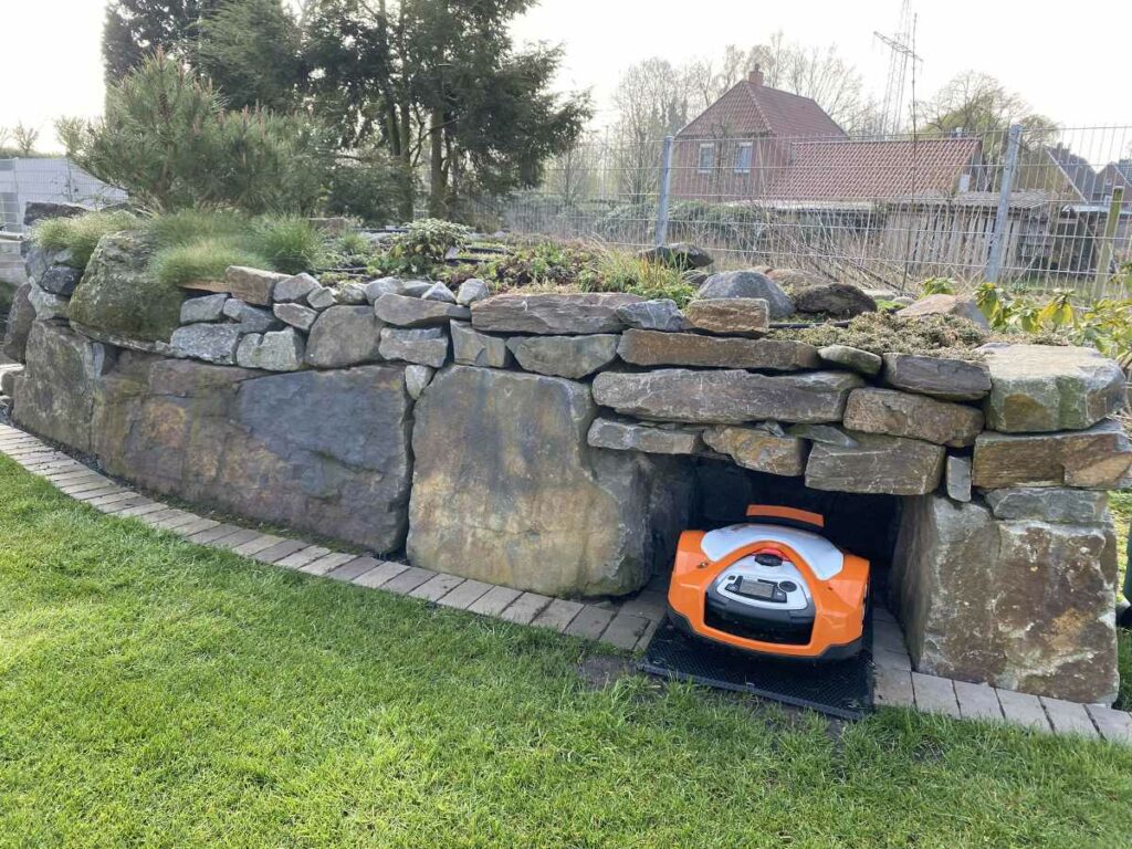 Rasenanlage mit Mähroboter von Innova Garten